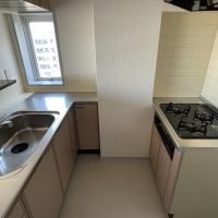 中野区新井の賃貸物件/キッチンは、背面側にガスコンロと冷蔵庫スペースがあるセパレートタイプです