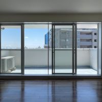 中野区新井の賃貸物件/バルコニーへは左右両側から出入りが可能です