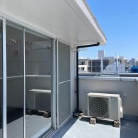 中野区新井の賃貸物件/上階のバルコニー。物干しはこちらで