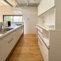 港区白金の賃貸物件/キッチン別角度から。キッチン裏にワイドな収納棚がついています