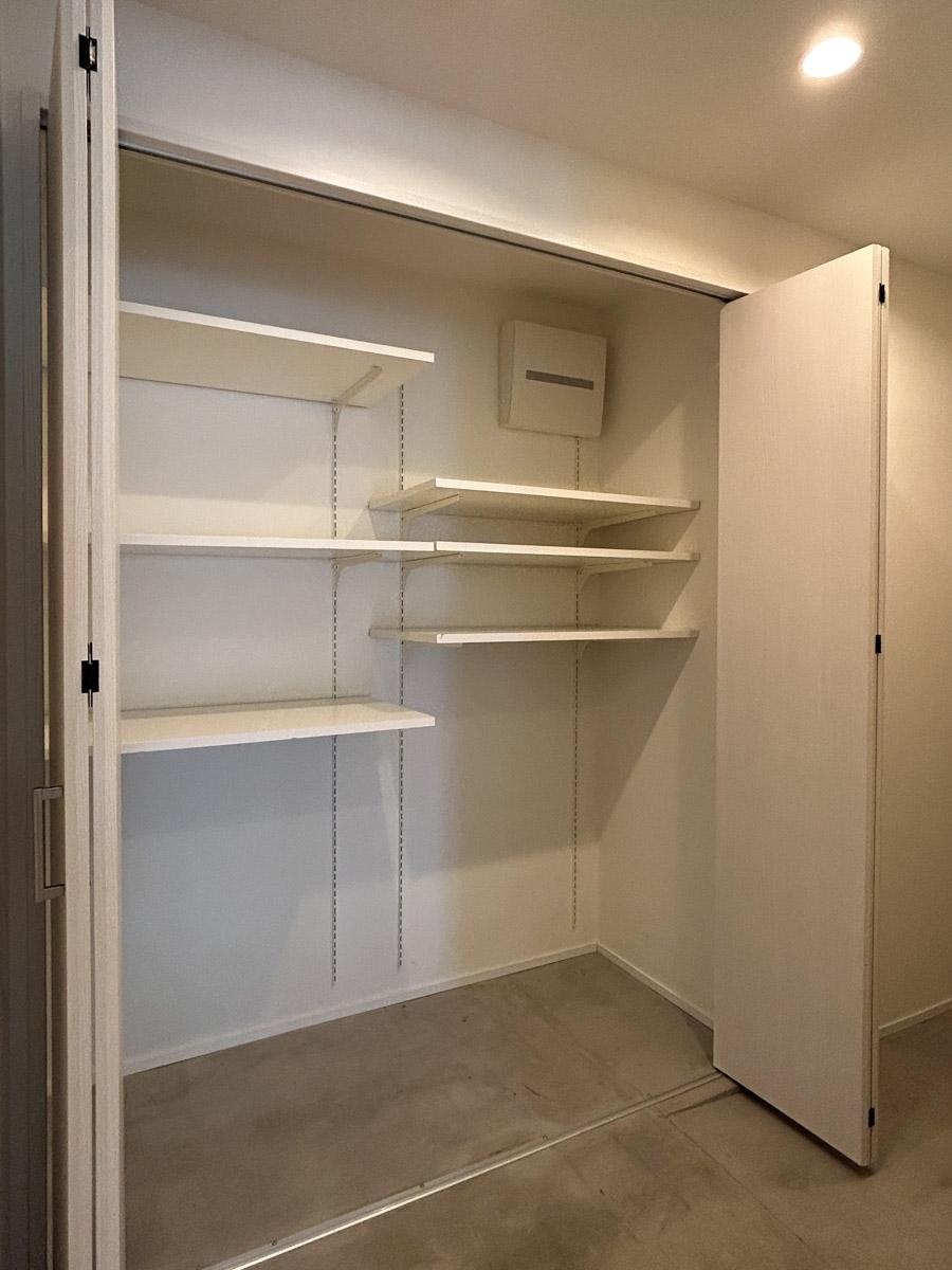 港区白金の賃貸物件/土間部分には靴棚に加えてワイドな収納がついています
