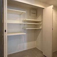 港区白金の賃貸物件/土間部分には靴棚に加えてワイドな収納がついています