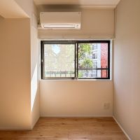 港区白金の賃貸物件/洋室2別角度から。窓は西方向に面しています