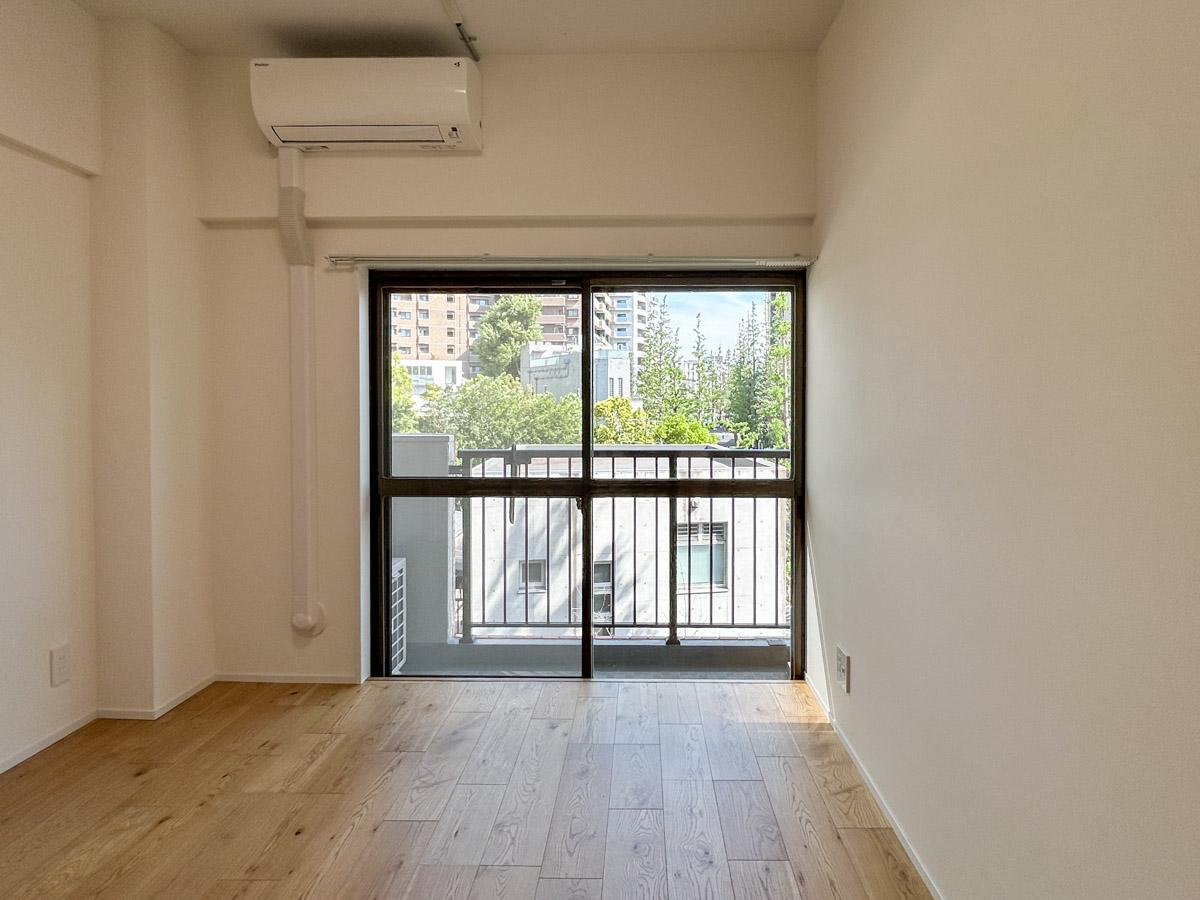 港区白金の賃貸物件/洋室1。この部屋からも自然光が程よく入ってきます