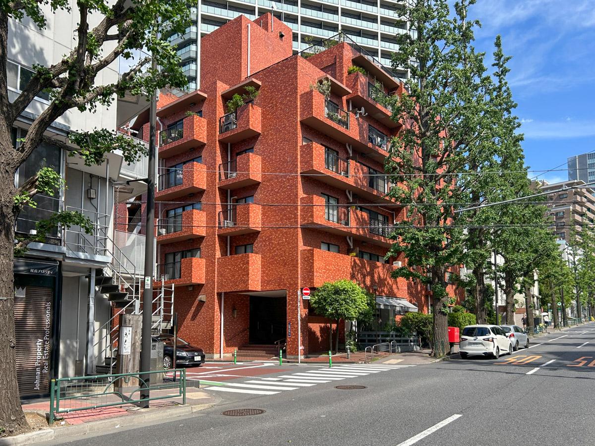 港区白金の賃貸物件/レンガ造りのマンション。レトロな風合いが印象的です