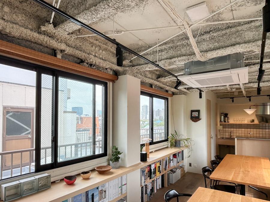 港区白金台の賃貸物件/あらわしの天井が室内を程よくキリッとした空間に仕立ててくれています