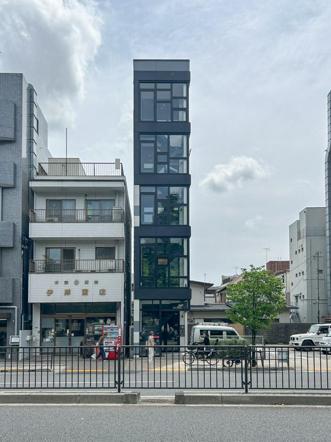 港区白金台の賃貸物件/建物外観。ガラス張りの外観がアイコニック