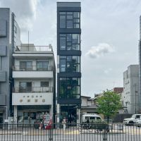 港区白金台の賃貸物件/建物外観。ガラス張りの外観がアイコニック