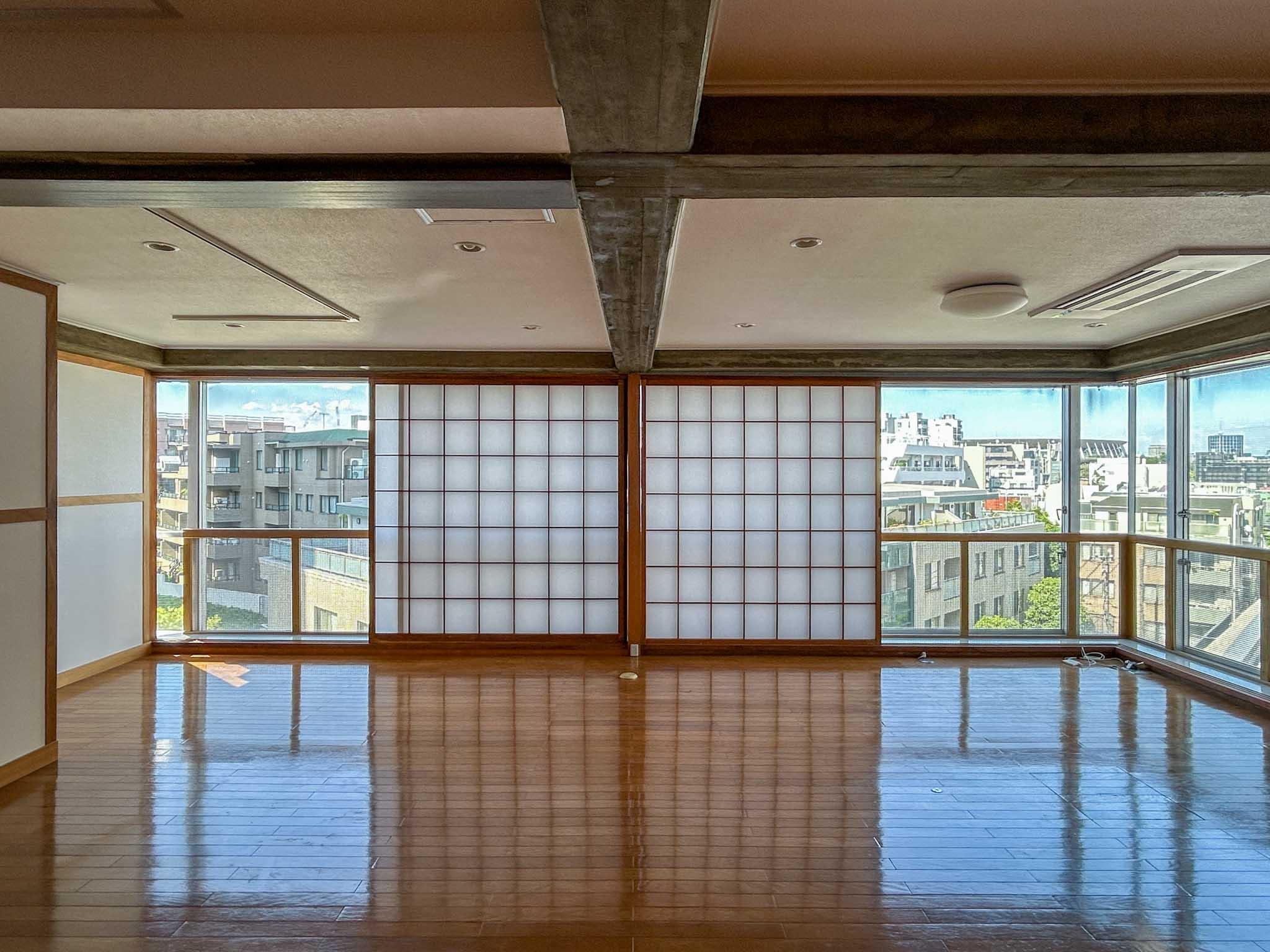渋谷区神宮前の賃貸物件/メインルーム。障子を外してパノラマの景色を楽しむのもよさそう