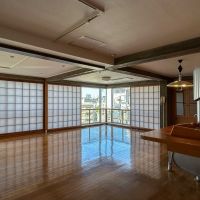 渋谷区神宮前の賃貸物件/たっぷりと2面から光を採りこめるメインルーム。広さは32帖ほど