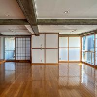 渋谷区神宮前の賃貸物件/メインルーム。バルコニーに出られます