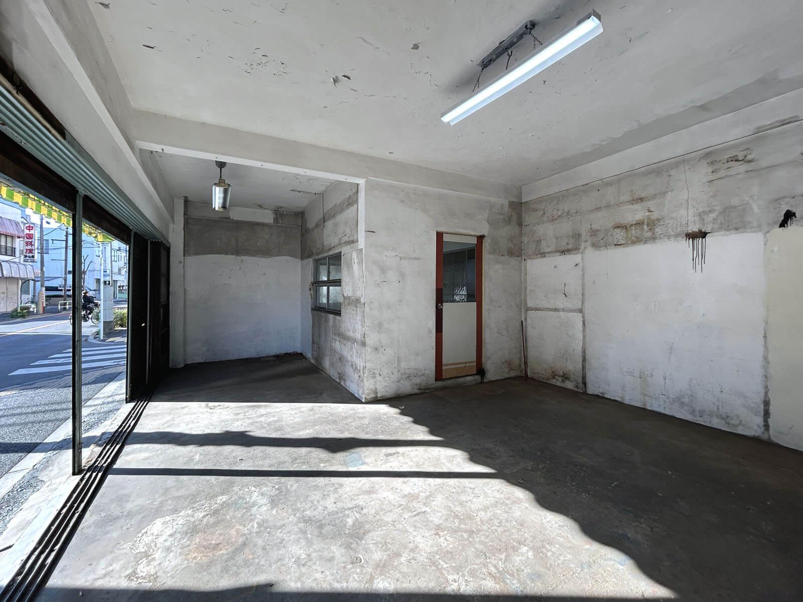 荒川区町屋の賃貸物件/南向きの入口からサンサンと光が降り注ぐ路面区画は、半屋外的にオープンに使う手も