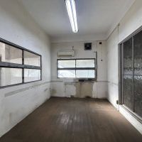 荒川区町屋の賃貸物件/窓からメインスペースの様子がうかがえる小部屋、右の扉から先は共用廊下で共用トイレに繋がります