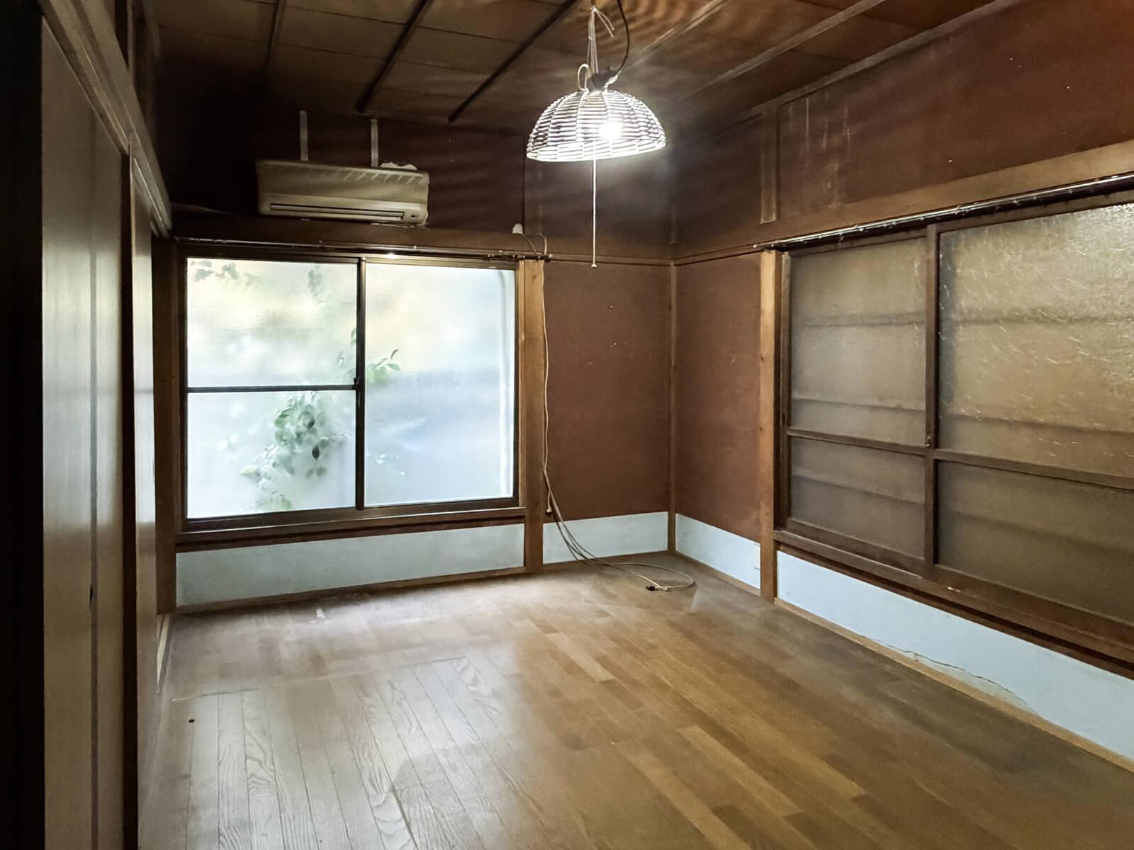 荒川区町屋の賃貸物件/オマケでついてくる6帖ほどの洋室、共用廊下の先にあります