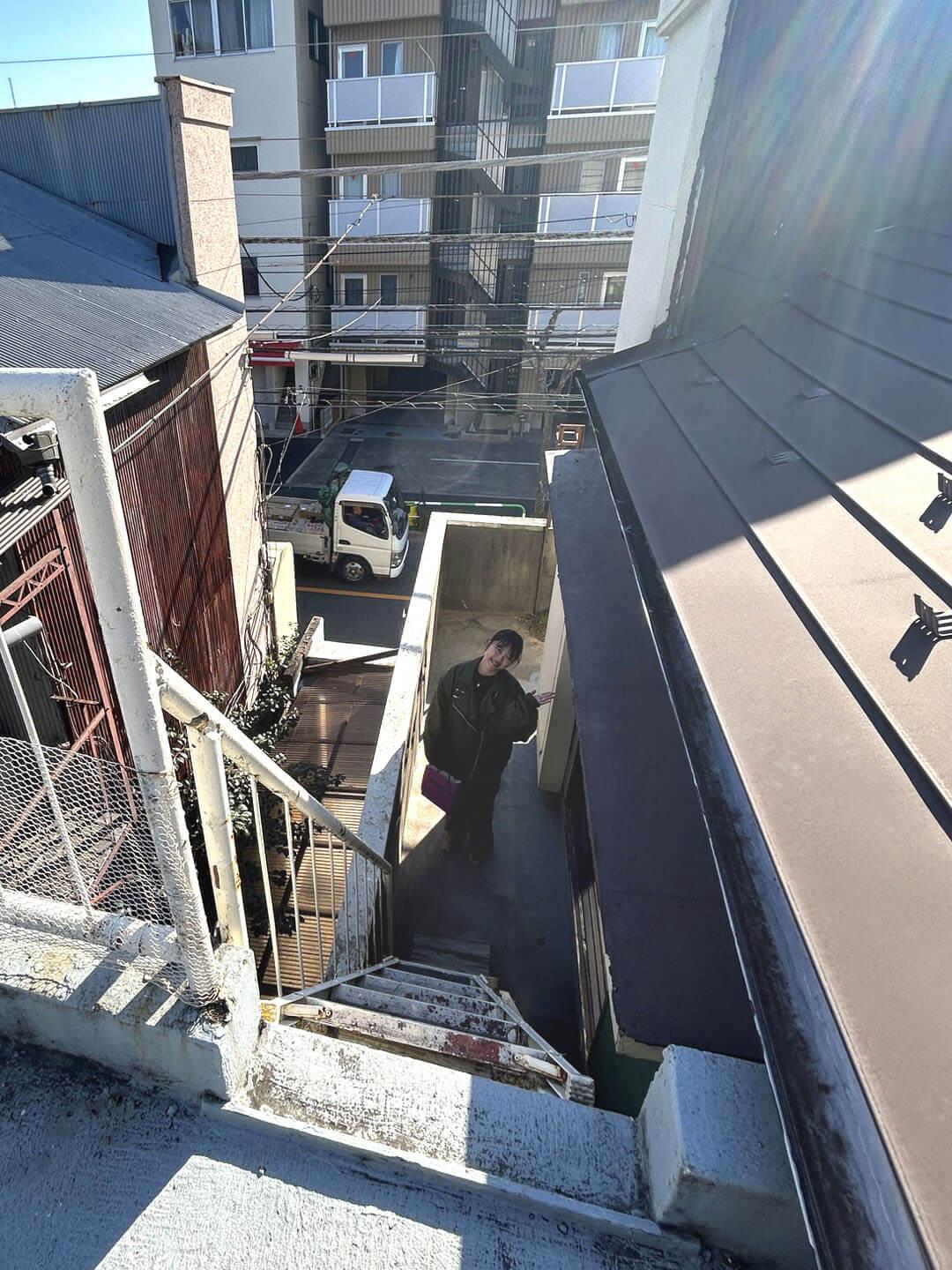 荒川区町屋の賃貸物件/建物の2階部分で大家さんをパシャリ！ 一緒に町を楽しくする仲間を募集中