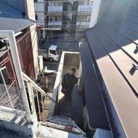 荒川区町屋の賃貸物件/建物の2階部分で大家さんをパシャリ！ 一緒に町を楽しくする仲間を募集中