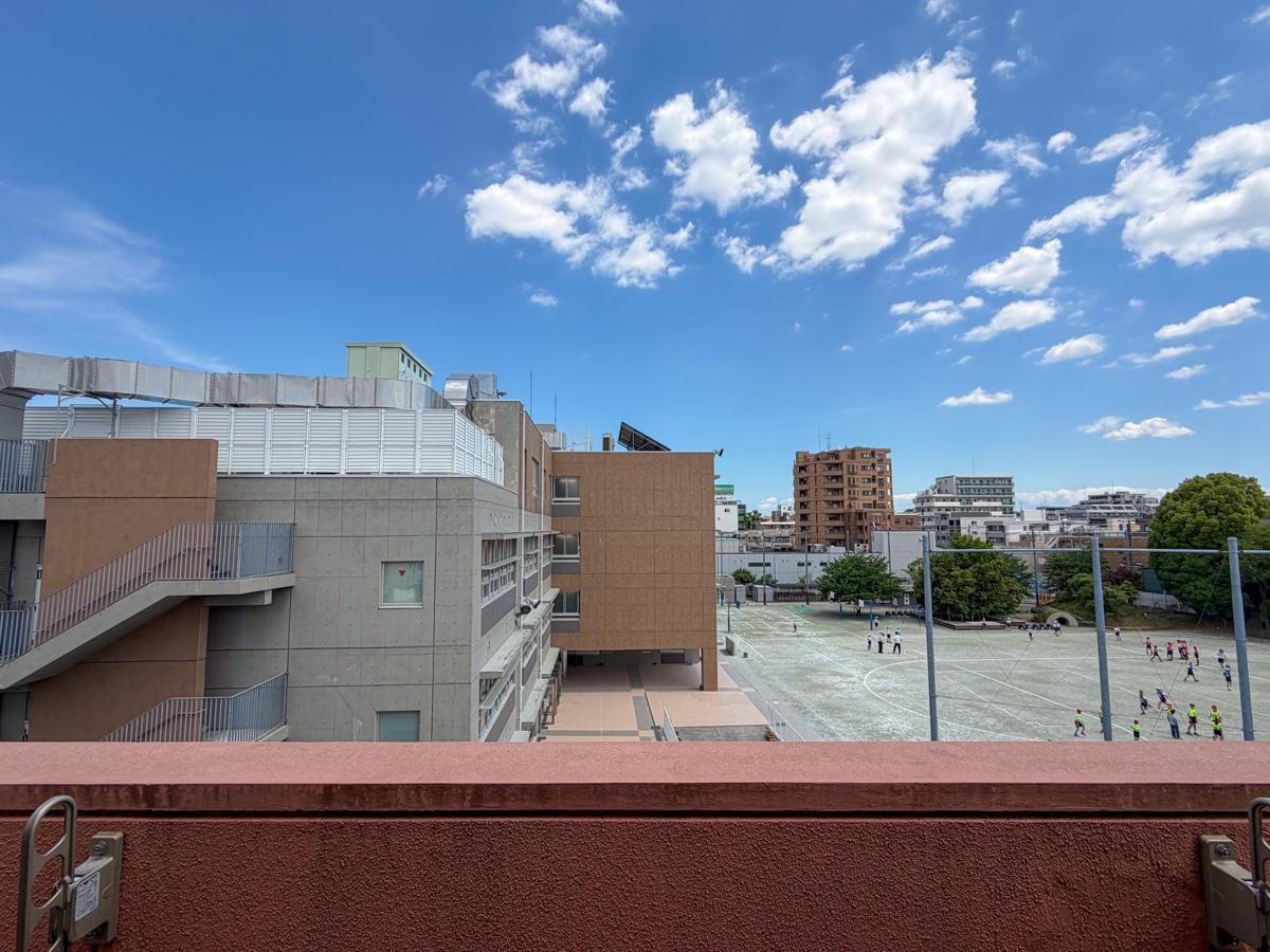 東京都世田谷区世田谷の賃貸物件/東側には小学校があり、たまに子供たちの声が聞こえてきます