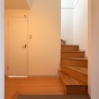 東京都世田谷区世田谷の賃貸物件/帰ってきた際の視界。階段を上がるとメインフロア