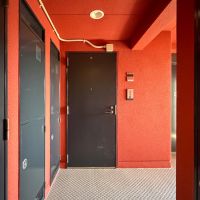 東京都世田谷区世田谷の賃貸物件/朱色の壁がチャーミング。突き当たりの扉が当区画です