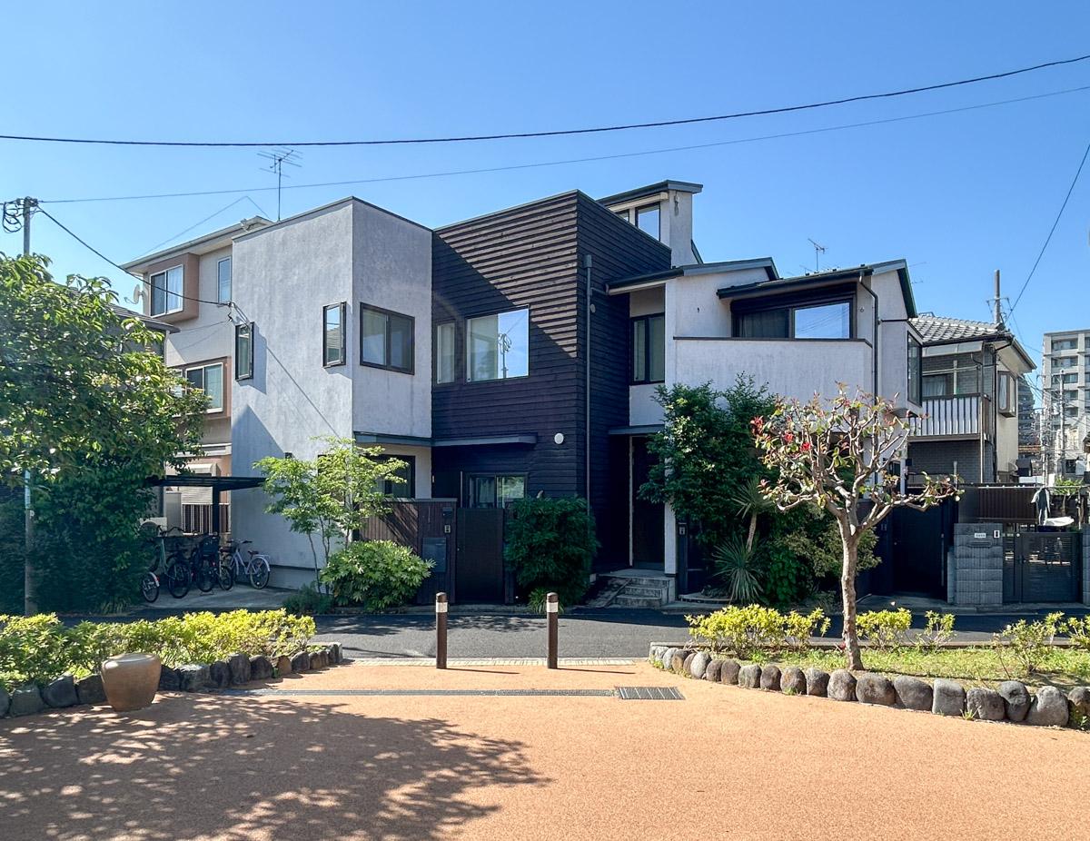 世田谷区大原の賃貸物件/玉川上水緑道沿いに立つ建物。1階の部屋が今回募集となりました。
