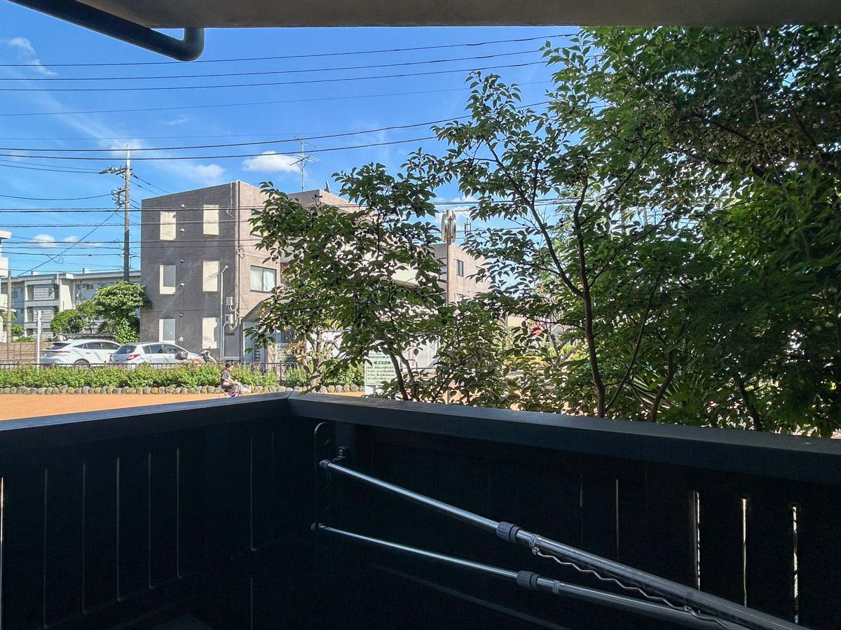 世田谷区大原の賃貸物件/建物前の緑がカーテンのような役割になってくれています