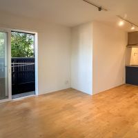 世田谷区大原の賃貸物件/リビング別角度から。緑道に面した窓はシャッター付き。防犯面にも配慮されたつくりです