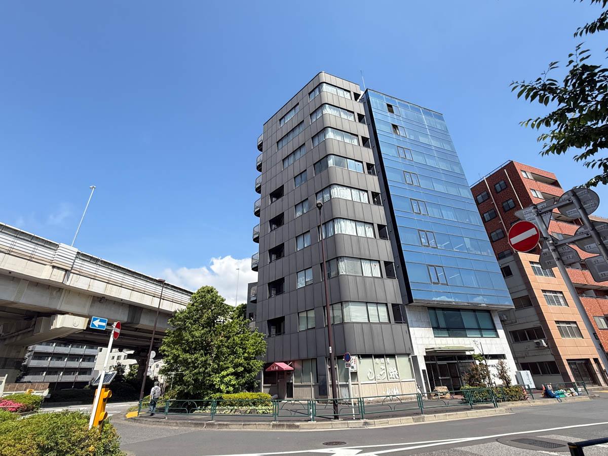 江東区深川の賃貸物件/外観。1階にはちいさな個人経営の居酒屋が入っています