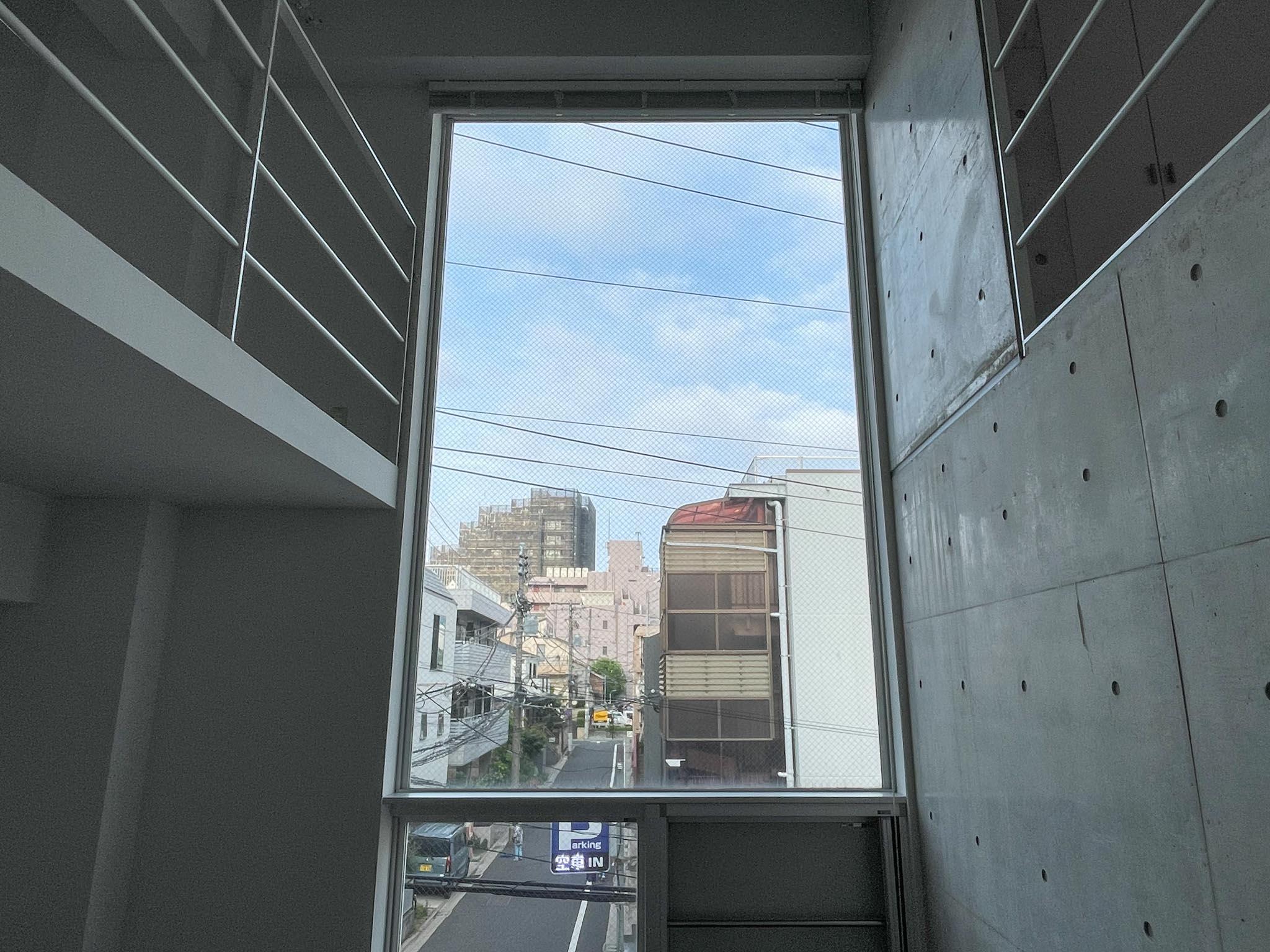 文京区本郷の賃貸物件/縦に伸びる窓が空を切り取るように広がり、ブラインドで視線と陽光を調整できます