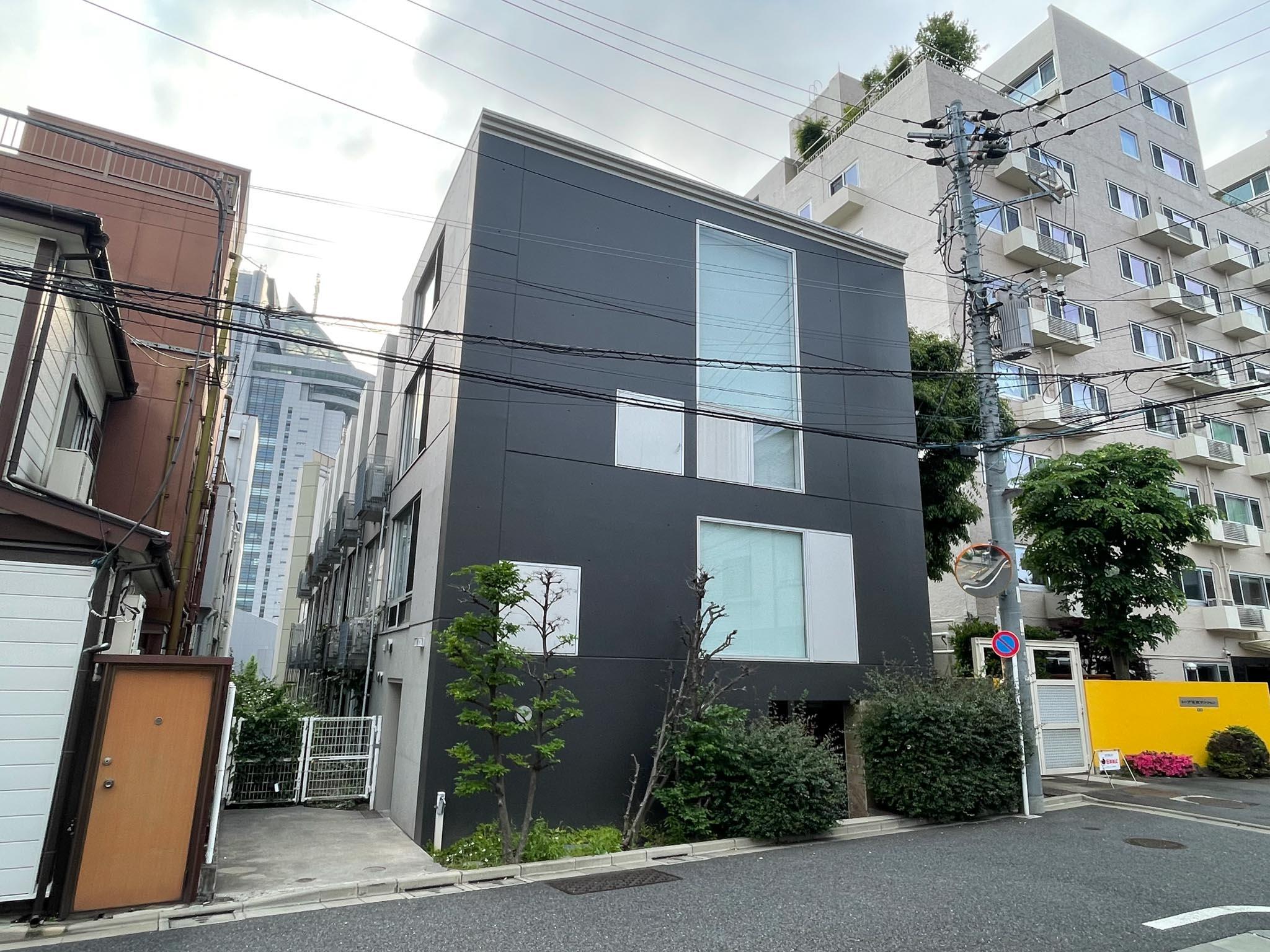 文京区本郷の賃貸物件/中央の大きな窓が今回の区画となります。写真はブラインドを閉めた状態です