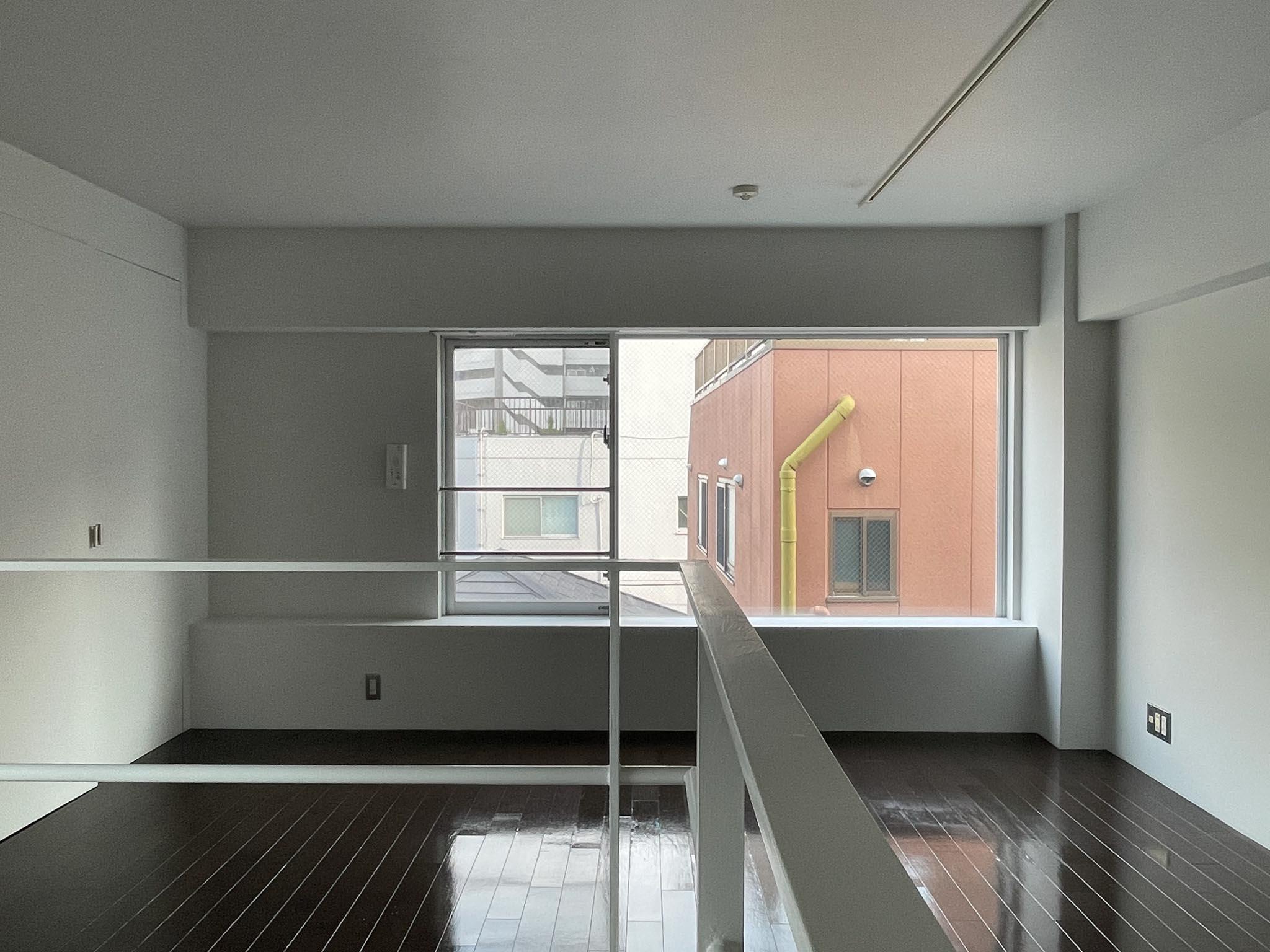 文京区本郷の賃貸物件/上階、8.8畳洋室：隣接する建物との距離はやや近いものの、大きな窓があるため採光はしっかり確保されています