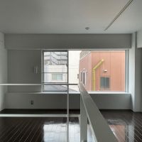 文京区本郷の賃貸物件/上階、8.8畳洋室：隣接する建物との距離はやや近いものの、大きな窓があるため採光はしっかり確保されています