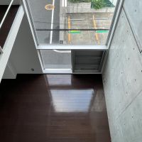 文京区本郷の賃貸物件/吹き抜けを通してリビングと繋がっている感覚です
