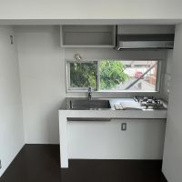 文京区本郷の賃貸物件/下階：キッチン。窓の外に少し緑が見えます