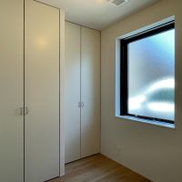 中野区大和町の賃貸物件/B-1F：階段手前の収納内に、洗濯機置き場が設けられています