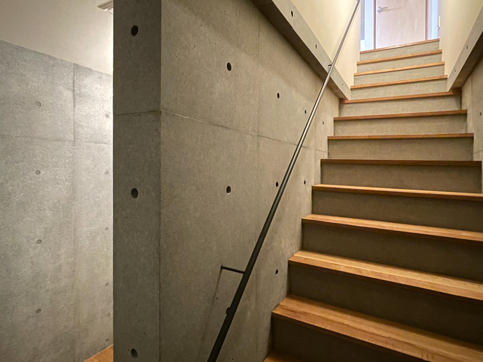 中野区大和町の賃貸物件/D-地下1F：階段を下から