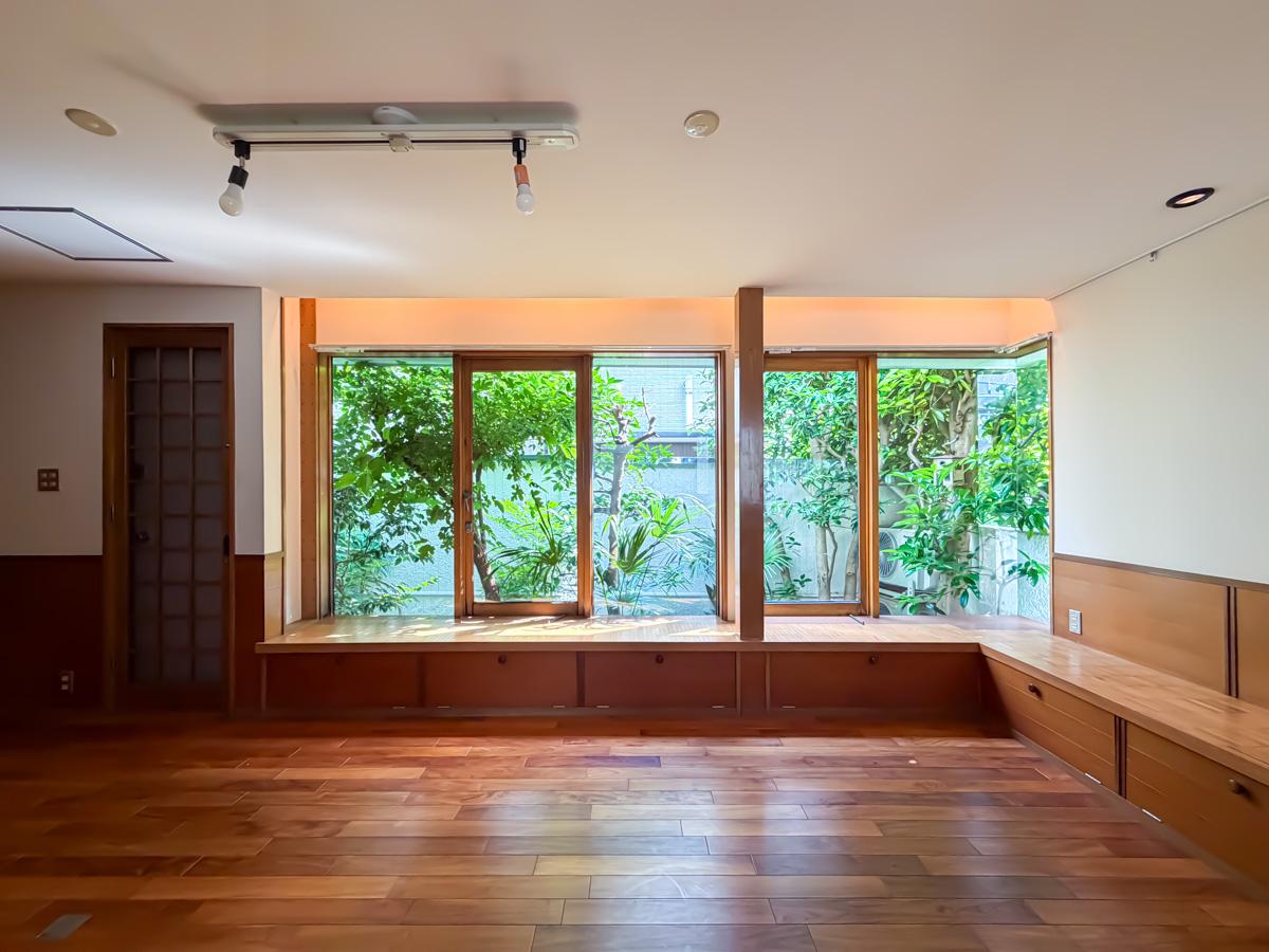 東京都世田谷区尾山台の賃貸物件/部屋に入った瞬間、象徴的に広がる深緑