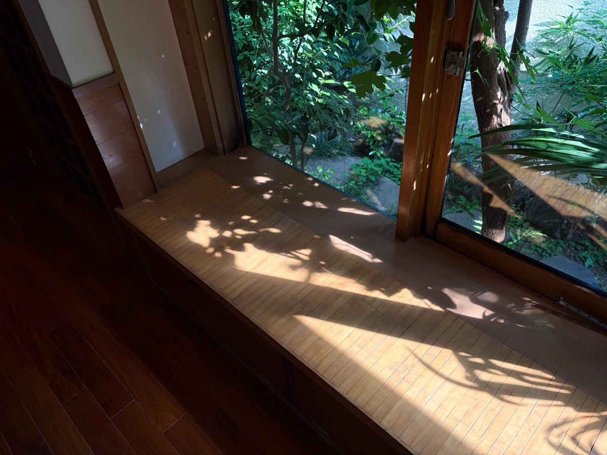 東京都世田谷区尾山台の賃貸物件/室内の縁側的なスペース。木漏れ日の中、本を読んだり作業をしたり。妄想が膨らみます