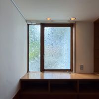 東京都世田谷区尾山台の賃貸物件/LDKの玄関脇に面したスペース。光の加減も控えめなので、デスクとしても丁度良さそう