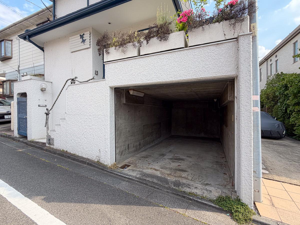 東京都世田谷区尾山台の賃貸物件/奥行きのあるガレージ付き。L:5100mm W:2450mm H:1850mm