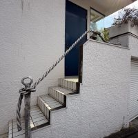 東京都世田谷区尾山台の賃貸物件/階段を上がると玄関です。手すりにも遊び心が