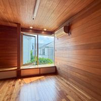 東京都世田谷区尾山台の賃貸物件/南西側の洋室。コテージのような雰囲気