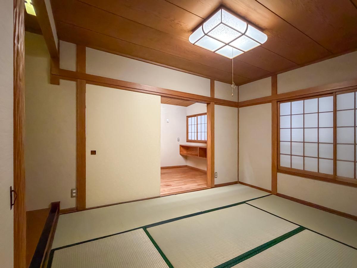 東京都世田谷区尾山台の賃貸物件/北東側の和室。奥には洋室が