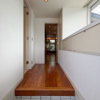 東京都世田谷区尾山台の賃貸物件/玄関からの眺め。左が洗面所、奥がLDKです