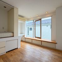 東京都世田谷区尾山台の賃貸物件/2階南側の洋室。無垢材と白のコントラストが良い感じ