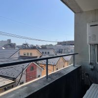杉並区和田の賃貸物件/南側：ベランダは少し窮屈です。物干しは小分けにして行います