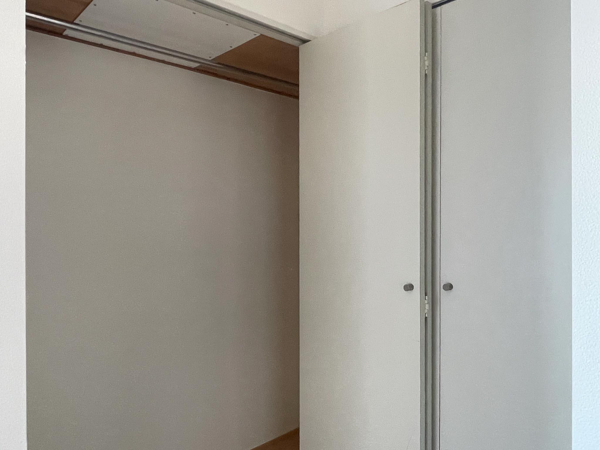 杉並区和田の賃貸物件/南側：クローゼットは部屋の隅に用意されています