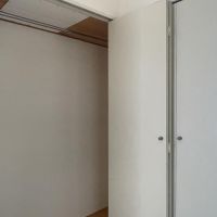 杉並区和田の賃貸物件/南側：クローゼットは部屋の隅に用意されています