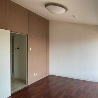 杉並区和田の賃貸物件/南側：北側と同様に、天井は傾斜しています