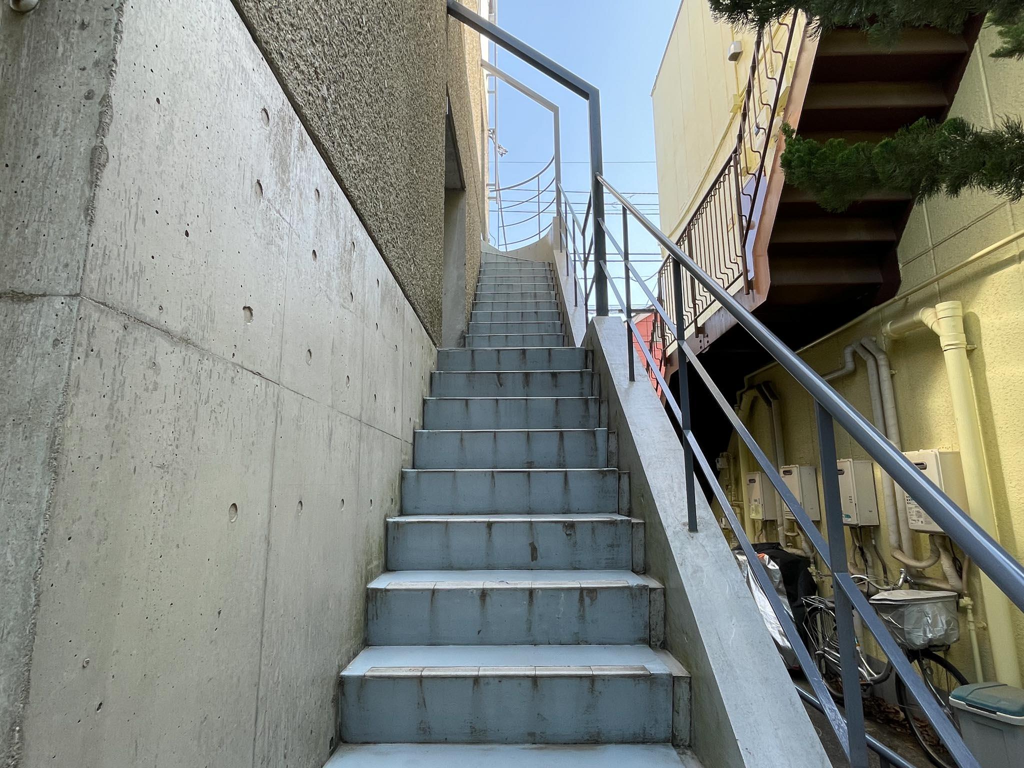 杉並区和田の賃貸物件/建物にエレベーターがありません。4階まで外階段を上がります
