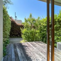 横浜市青葉区荏田北の賃貸物件/1階：椅子や机が置けるデッキテラス。植栽があるため、周囲の視線は気になりません